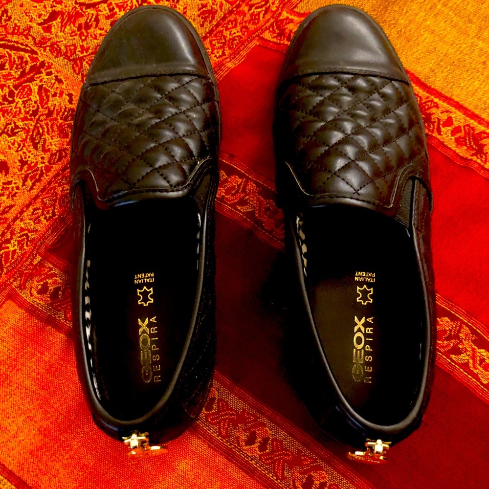 Geox women’s quilted black slip on flats. Size 7.